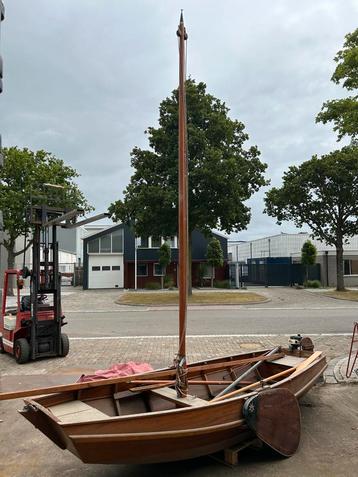 Schuurvondst Houten zeilbootje schouw platbodem 1972 Deinum beschikbaar voor biedingen