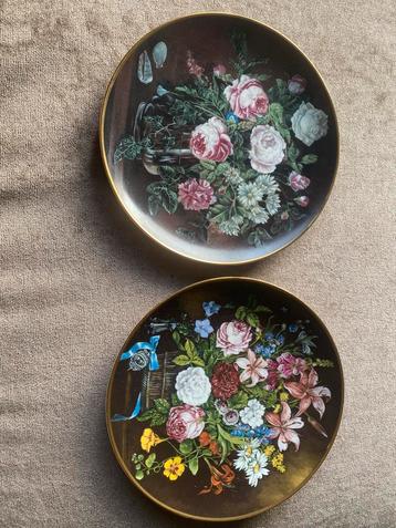 Twee decoratieve borden met bloemmotieven beschikbaar voor biedingen