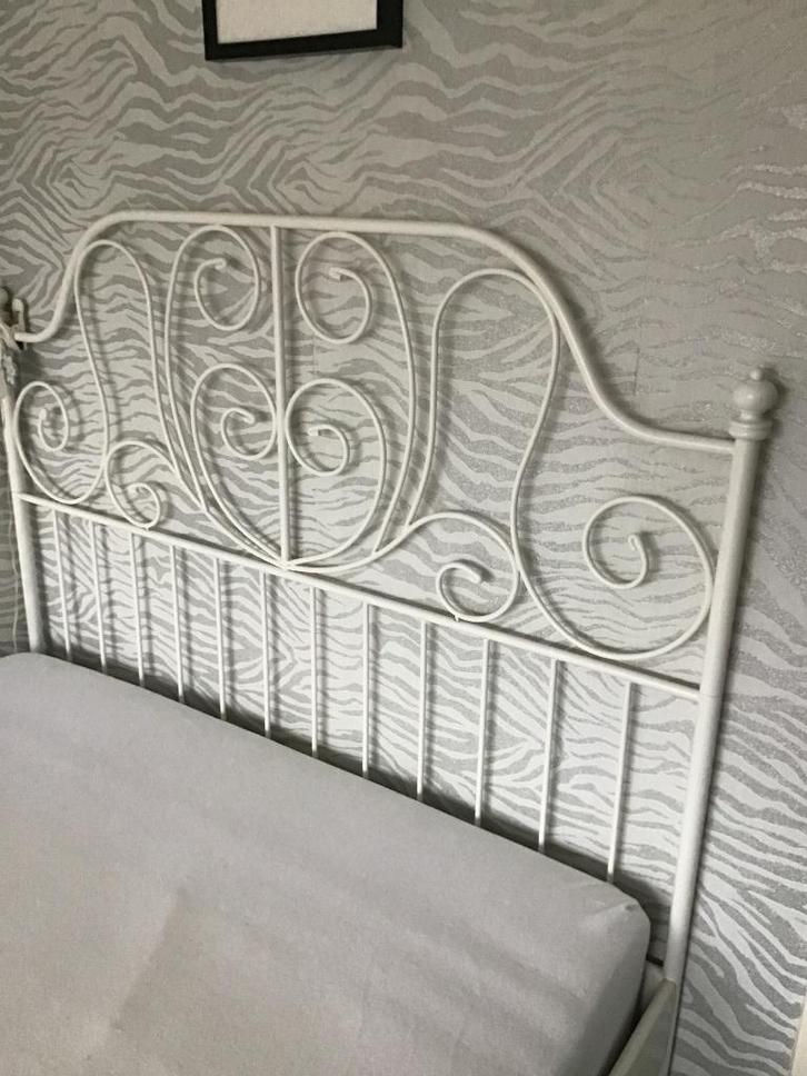 IKEA metalen bed, Huis en Inrichting, Slaapkamer | Bedden, Zo goed als nieuw, Twijfelaar, 140 cm, 200 cm, Metaal, Wit, Ophalen
