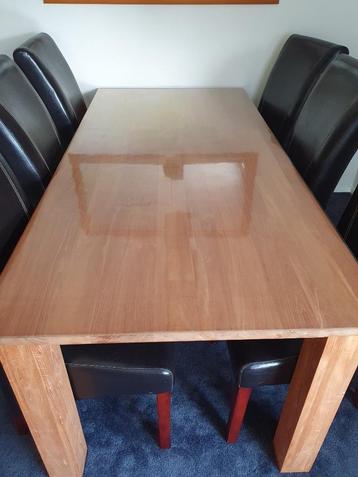 Eettafel met stoelen beschikbaar voor biedingen