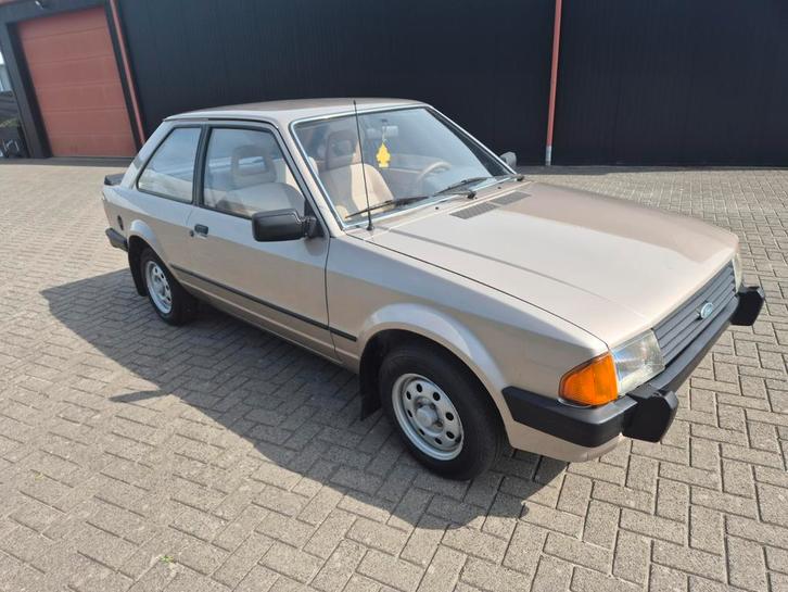 Ford Escort 1.6 slechts 77786 km !!, Auto's, Oldtimers, Bedrijf, Ford, Benzine, Hatchback, Handgeschakeld, Onderhoudsboekje, Ophalen
