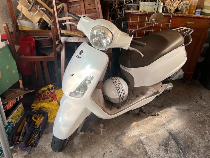 Mooie Parelmoer Scooter - SYM, Fietsen en Brommers, Scooters | Yamaha, Gebruikt, Overige modellen, Maximaal 45 km/u, Benzine, Ophalen