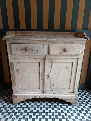 Schitterende brocante kast beschikbaar voor biedingen