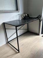 Zwart bureau met metalen onderstel, Huis en Inrichting, Bureaus, Ophalen, Gebruikt, Bureau