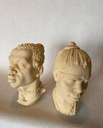 Twee vintage bustes van een afrikaanse man en vrouw beschikbaar voor biedingen