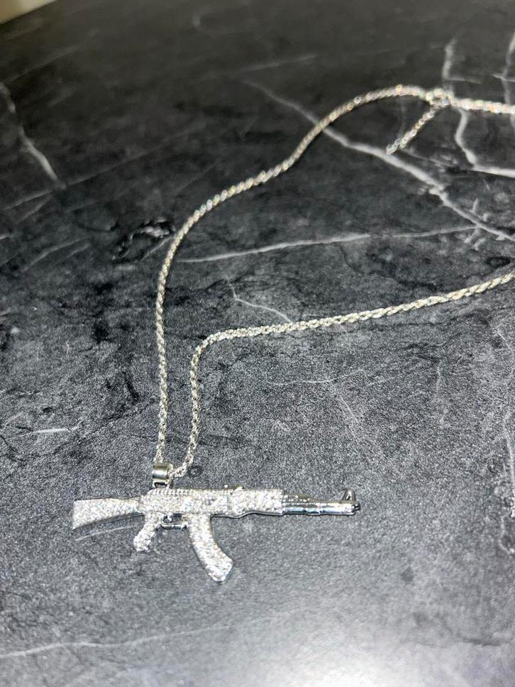 AK-47 Ketting met Strass - Zilverkleurig&Goudkleurig, Sieraden, Tassen en Uiterlijk, Kettingen, Nieuw, Overige materialen, Zilver