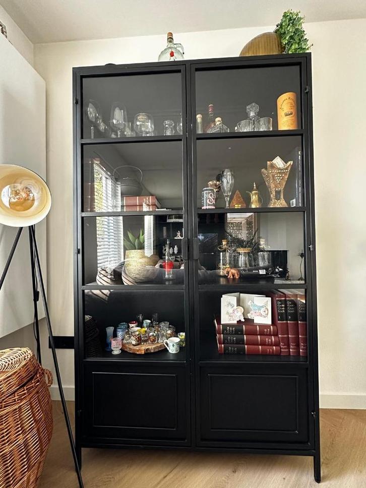 Zwarte kast / vitrinekast van merk WOOOD, Huis en Inrichting, Kasten | Vitrinekasten, Nieuw, 150 tot 200 cm, 100 tot 150 cm, 25 tot 50 cm