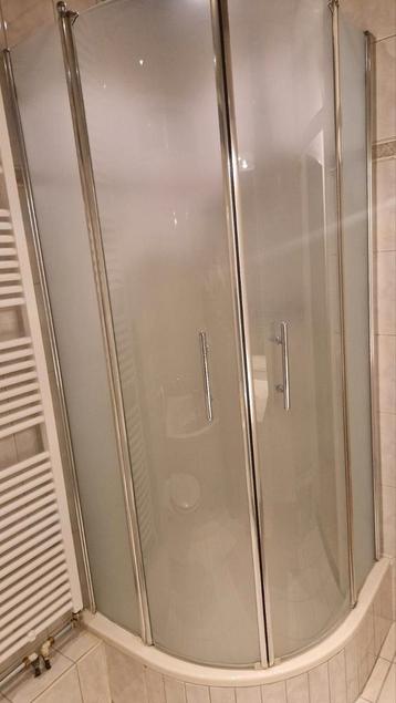Douchecabine met melkglas deuren beschikbaar voor biedingen