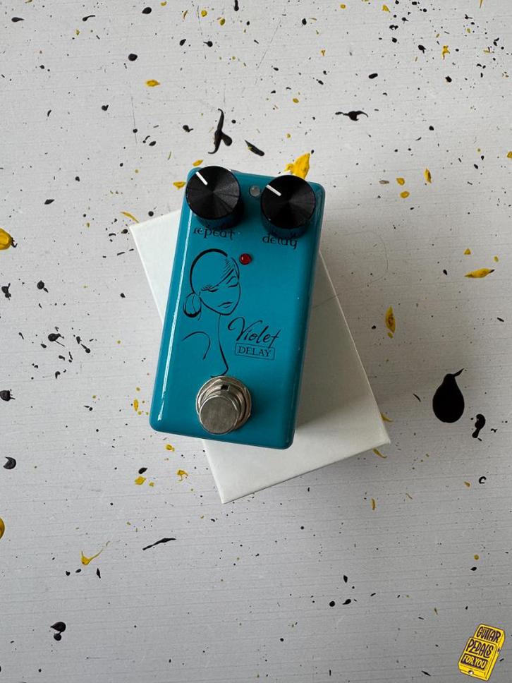 Red Witch Seven Sisters Violet Delay, Muziek en Instrumenten, Effecten, Zo goed als nieuw, Delay of Echo, Ophalen of Verzenden