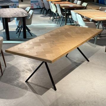 Visgraat tafel eiken 220x100cm met metalen poot  beschikbaar voor biedingen