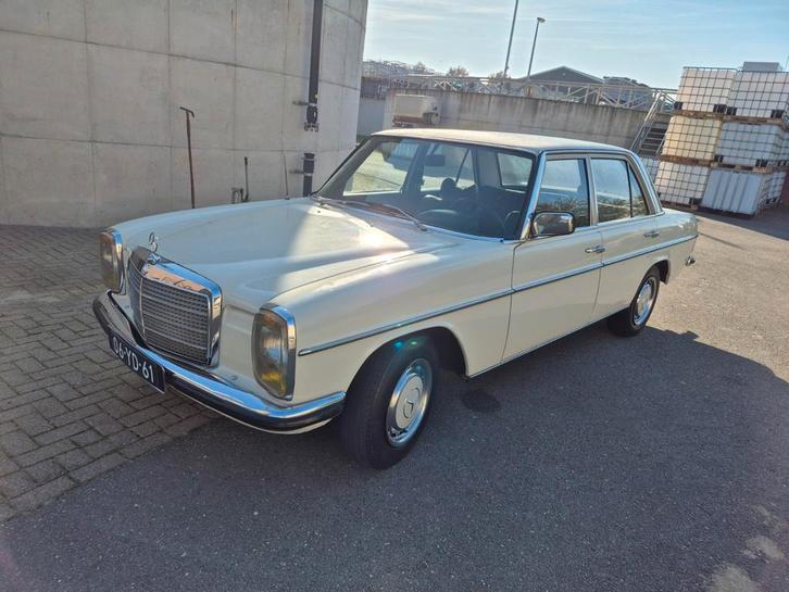 Mercedes W115 220D, Auto's, Oldtimers, Particulier, Diesel, Sedan, Handgeschakeld, Origineel Nederlands, Wit, Zwart, Achterwielaandrijving