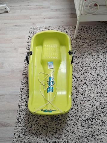 Groene slee met rem - Zo goed als nieuw! beschikbaar voor biedingen