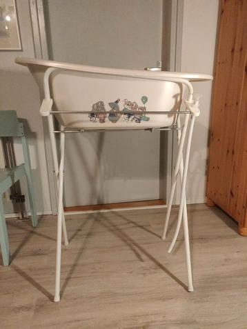 Kinderbadje op stander met afvoerslang merk Bébé Jou beschikbaar voor biedingen