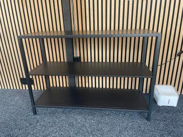 Aangeboden zwart metalen bijzettafel (heeft beschadegingen) beschikbaar voor biedingen