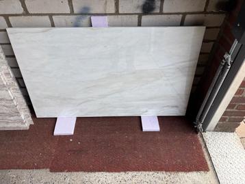 Blad wit geaderd marmer voor het maken van een bijzettafel. beschikbaar voor biedingen