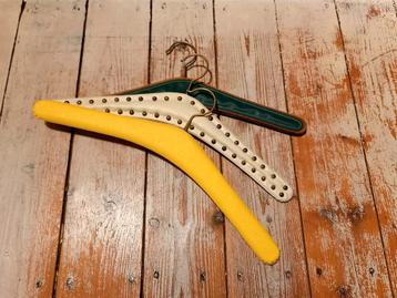 Vintage kleerhangers beschikbaar voor biedingen