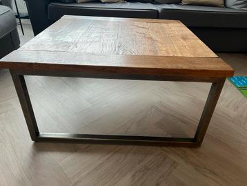 Stoere Salontafel met Metalen Onderstel ZSM AFHALEN beschikbaar voor biedingen