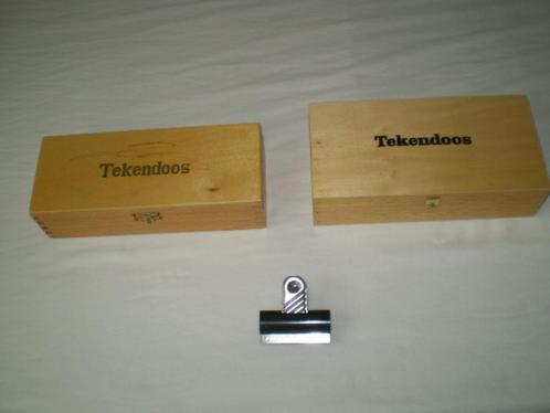 Twee tekendozen en een gebruikte papierklem., Hobby en Vrije tijd, Tekenen, Gebruikt, Overige typen, Ophalen of Verzenden