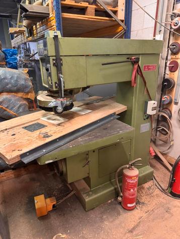 Staande freesmachine beschikbaar voor biedingen