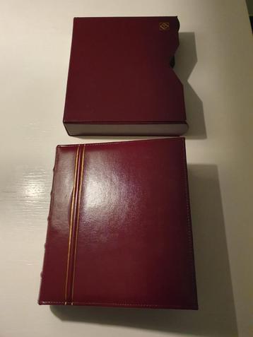 Te koop: Zo’n 160 postzegelboekjes met ringband (rood) beschikbaar voor biedingen