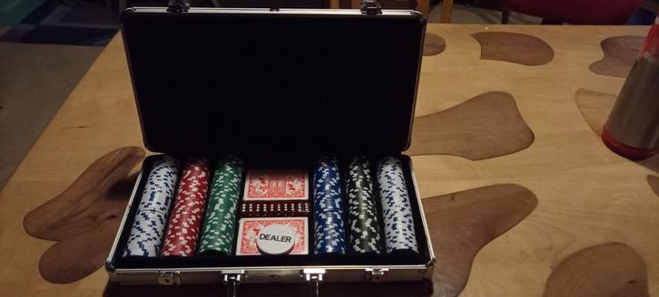 Pokerset/koffer 300 fiches, Hobby en Vrije tijd, Gezelschapsspellen | Kaartspellen, Zo goed als nieuw, Ophalen of Verzenden
