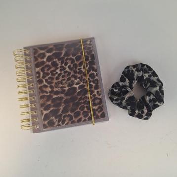 Giftset: foto insteekmapje en haarelastiek tijgerprint beschikbaar voor biedingen