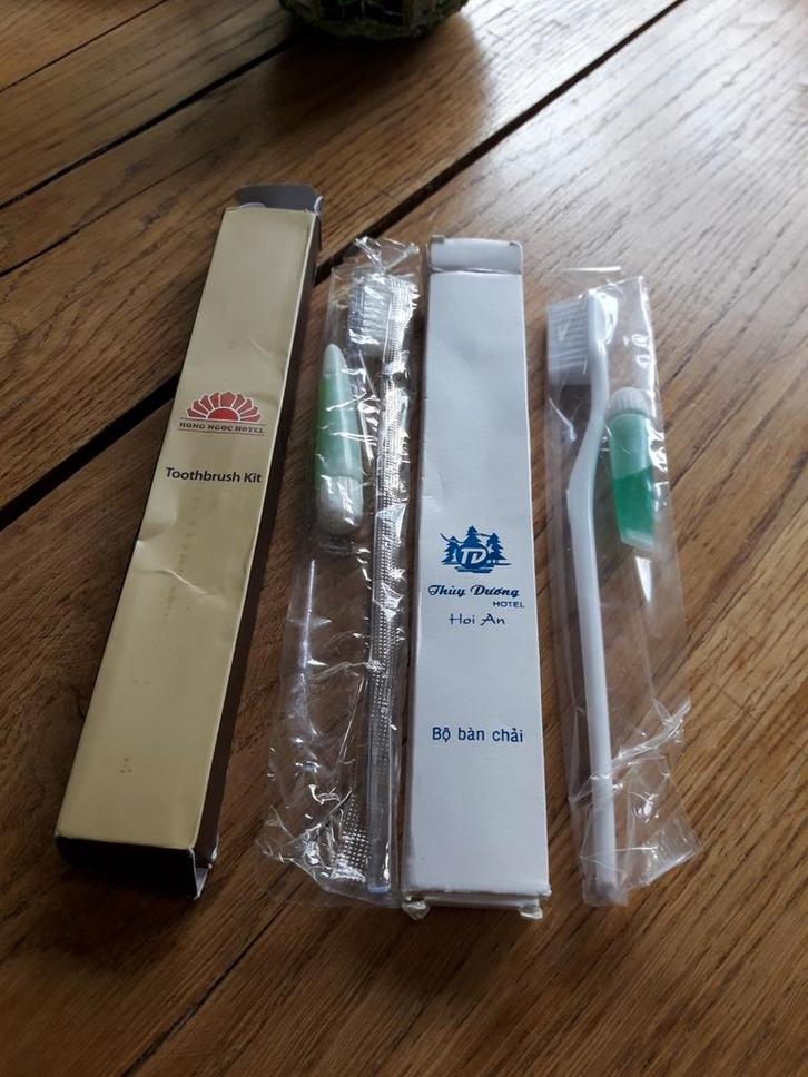 2 Hotel Tandenborstels met tandpasta uit Vietnam, verzamelen, Sieraden, Tassen en Uiterlijk, Uiterlijk | Mondverzorging, Nieuw