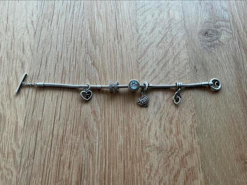 Pandora armband met 4 bedels en 2 spacers. Maat 19 cm., Sieraden, Tassen en Uiterlijk, Armbanden, Zo goed als nieuw, Zilver, Ophalen of Verzenden