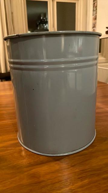 Vintage prullenbak grijs beschikbaar voor biedingen