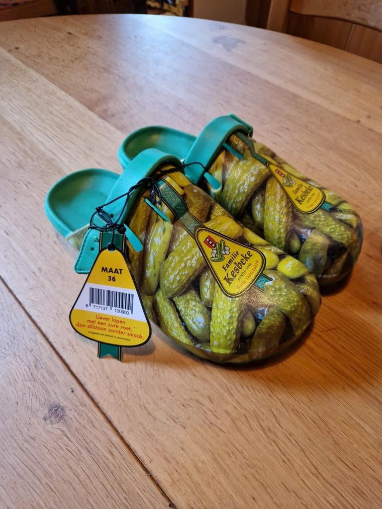 GRAPPIGE KESBEKE AUGURKENKONING SLIPPERS MAAT 36, Slippers, Nieuw, Ophalen of Verzenden, KESBEKE
