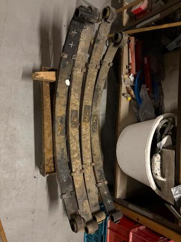 Bladveren set Toyota Landcruiser bouwjaar 1984 beschikbaar voor biedingen