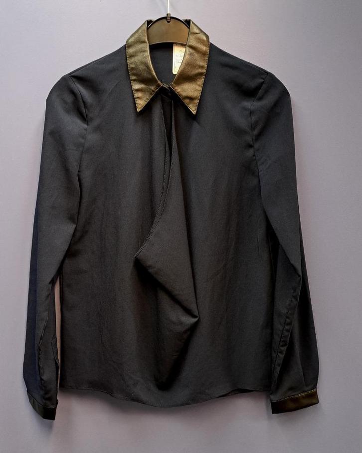 Nikkie blauwe blouse met zwart pu-leren kraag mt 34 nr 37252, Kleding | Dames, Blouses en Tunieken, Zo goed als nieuw, Maat 34 (XS) of kleiner