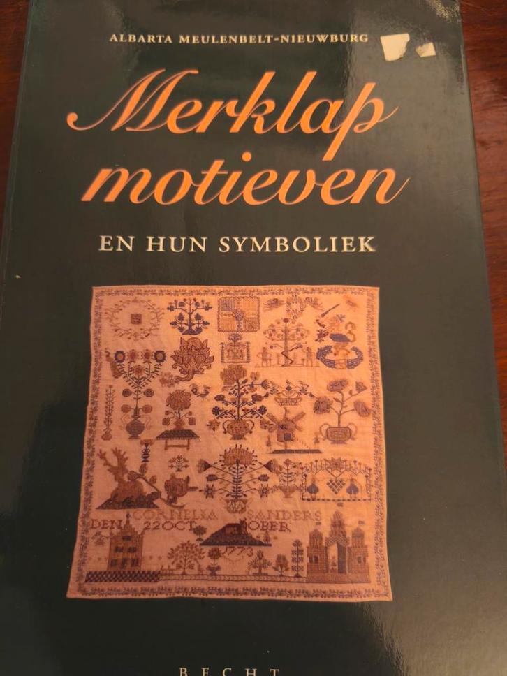 Merklap Motieven en Hun Symboliek - Borduren en Naaien, Boeken, Hobby en Vrije tijd, Zo goed als nieuw, Borduren en Naaien, Ophalen of Verzenden