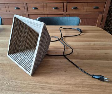 Kartent lamp - Kartonnen Piramide Vloerlamp 'Stavern' beschikbaar voor biedingen