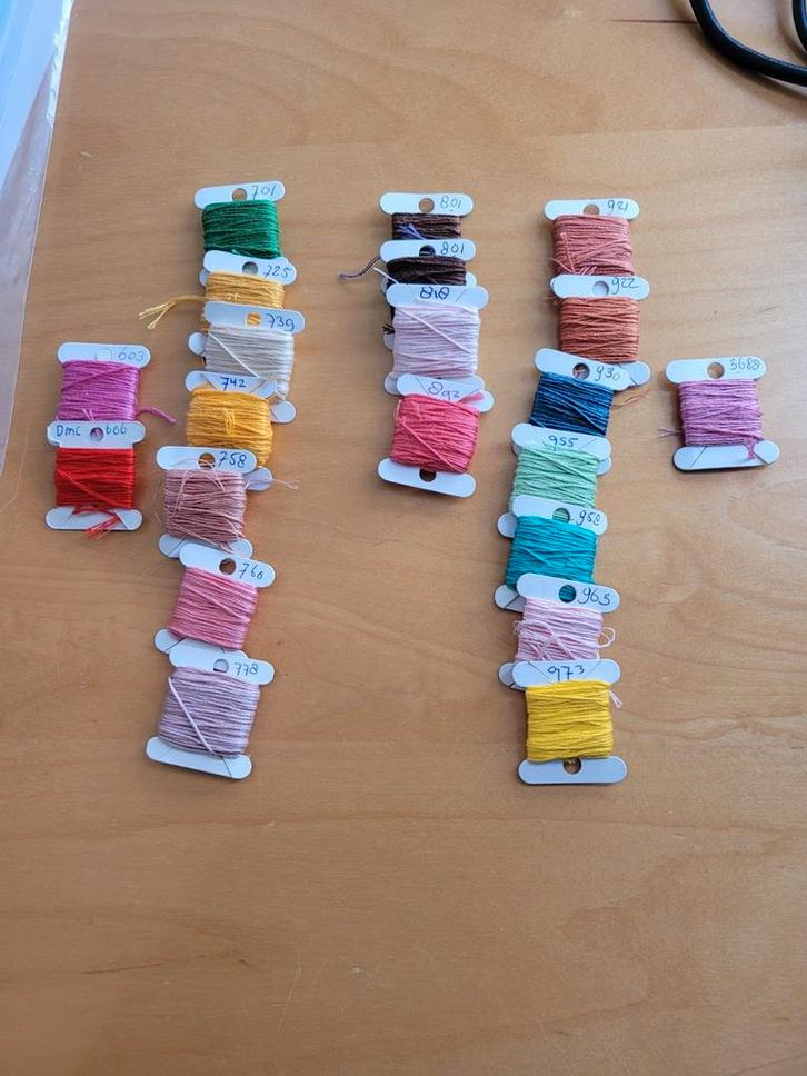 DMC Garen 32 Bobbins - Diverse Kleuren, Hobby en Vrije tijd, Naaien en Fournituren, Gebruikt, Garen of Naald(en), Ophalen of Verzenden