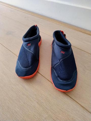 Comfortabele waterschoenen in navy met rode zool maat 35/36 beschikbaar voor biedingen