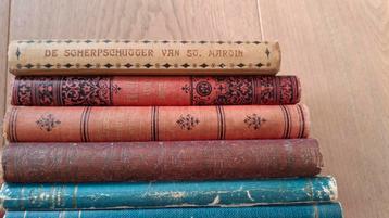 6 decoratieve kleine antieke boekjes beschikbaar voor biedingen