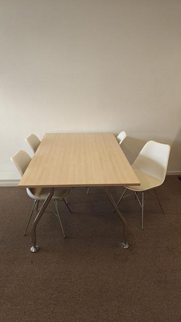 Werndl vergadertafel met 4 stoelen en werndl bureau beschikbaar voor biedingen