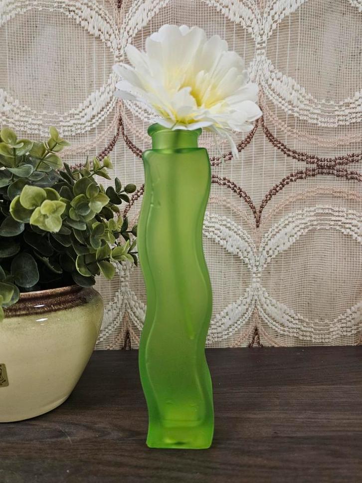 IKEA Skämt Vaasje liichtgroen golvend design jaren 90, Huis en Inrichting, Woonaccessoires | Vazen, Zo goed als nieuw, Groen, Minder dan 50 cm