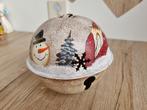 Mooie Grote Metalen Kerstbal met belletje er in Handpainted, Verzenden, Gebruikt