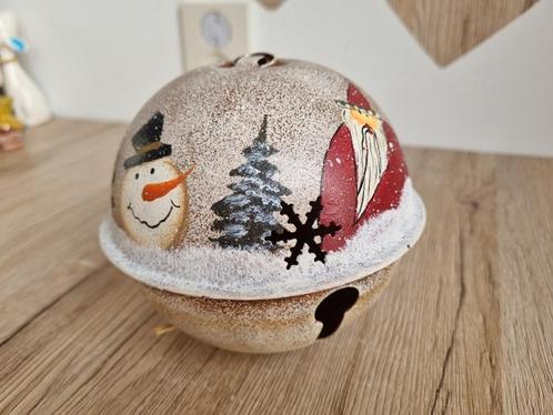 Mooie Grote Metalen Kerstbal met belletje er in Handpainted, Diversen, Kerst, Gebruikt, Verzenden