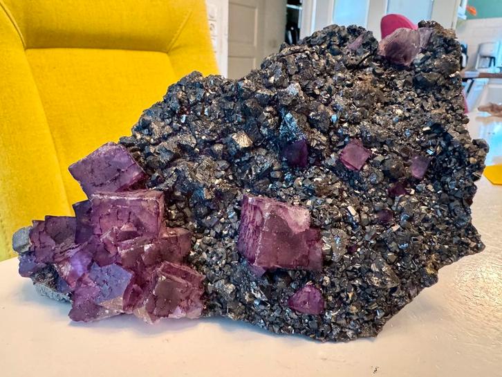 Paarse fluoriet op sfaleriet, Verzamelen, Mineralen en Fossielen, Mineraal, Ophalen of Verzenden