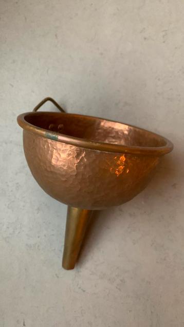 Koperen trechter beschikbaar voor biedingen