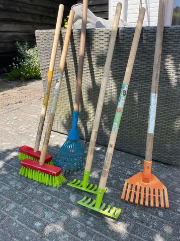 Kinder tuingereedschap 6 stuks (bezem, hark en bladhark) beschikbaar voor biedingen