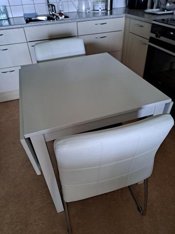wit tafeltje met 2 stoelen beschikbaar voor biedingen