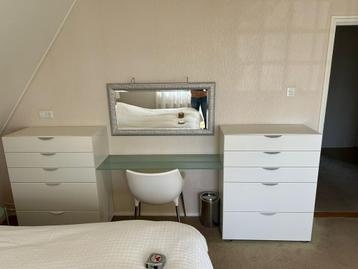 Make-up tafel met ladekasten beschikbaar voor biedingen