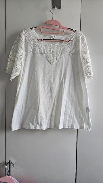 Mooi wit shirtje met kant Mt 42🌺Als nieuw🎀 beschikbaar voor biedingen
