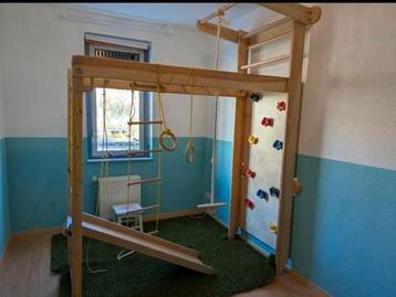 Montessori Klimrek met Glijbaan beschikbaar voor biedingen