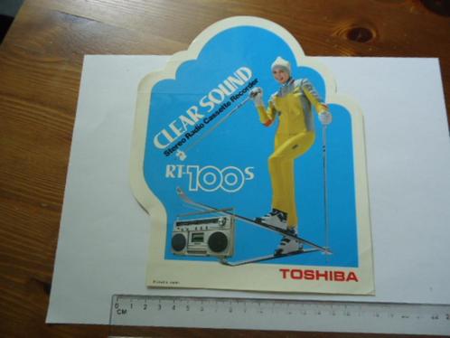 sticker oud Toshiba radio cassette recorder ski pinup retro, Verzamelen, Stickers, Zo goed als nieuw, Bedrijf of Vereniging, Verzenden