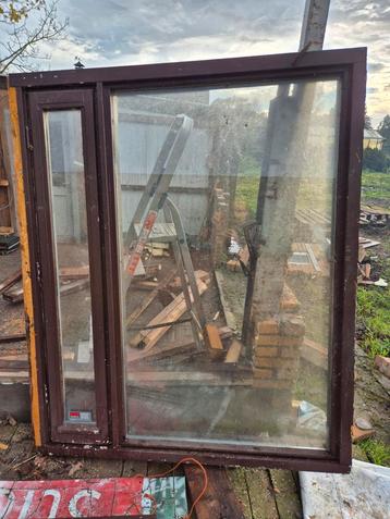 Kozijn met raampje beschikbaar voor biedingen